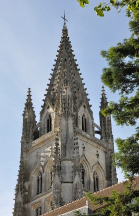 Le clocher en gothique flamboyant culmine à 80 mètres.