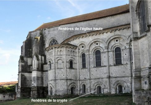 Le côté nord de l'église Saint–Eutrope et sa belle absidiole romane