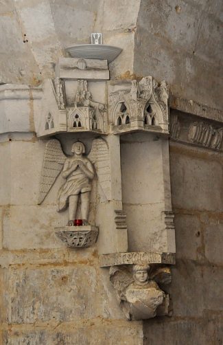 Sculpture du XVe siècle sur un pilier renforcé à  la même époque