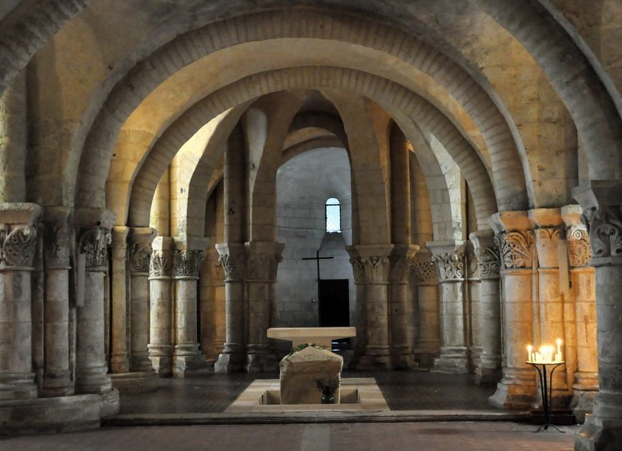 Le chœur de la crypte de Saint-Eutrope avec le cénotaphe