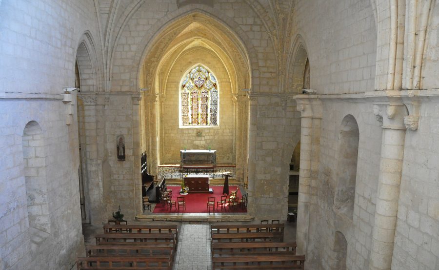 La nef (XIIe siècle) et le chœur (XIIIe siècle) de Saint-Pallais vus depuis la tribune