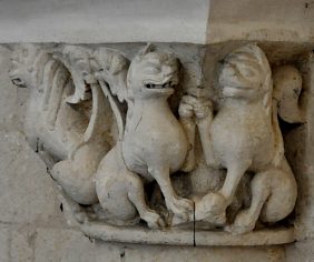 Chapiteau roman avec des lions dans la nef