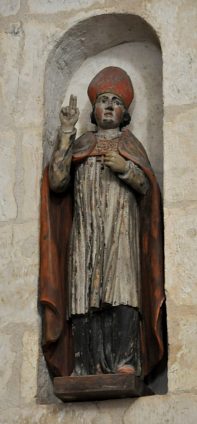Statue polychrome d'un évêque dans sa niche