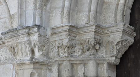 Restes de chapiteaux sur l'arcade du portail