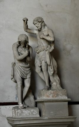 Sculpture dans le baptistère