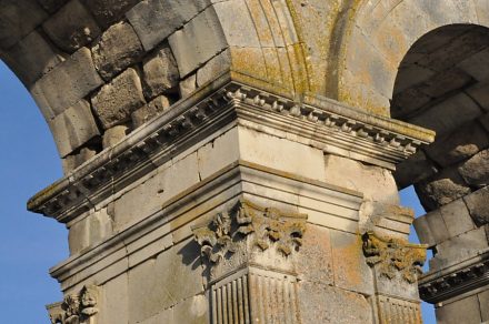 Les ornements de l'Arc de Germanicus : corniches, pilastres, chapiteaux...