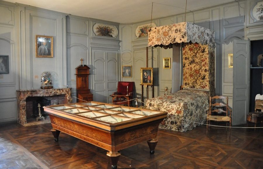 Vue d'ensemble de la chambre à coucher (reconstitution d'une chambre du XVIIIe siècle)