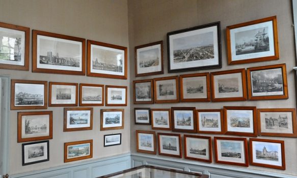 Cabinet du rez-de-chaussée avec ses murs couverts de dessins  sur Saintes et la Charente