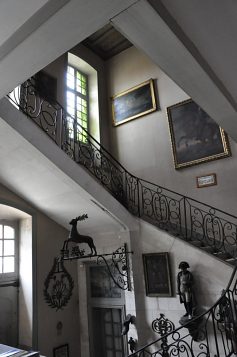 L'escalier du musée avec ses tableaux