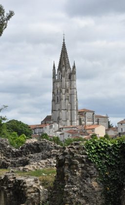 Le clocher de Saint-Eutrope vu depuis les ruines