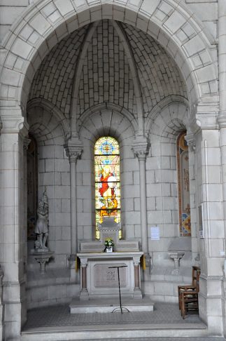 Une chapelle latérale droite