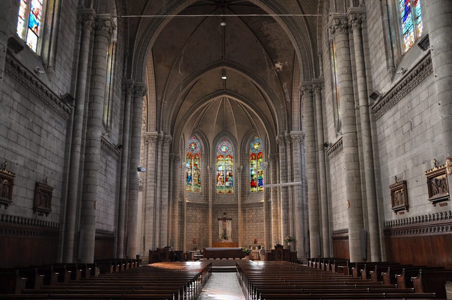 Vue d'ensemble de la nef néogothique de l'église Saint-Joseph 