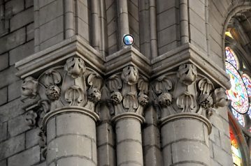 Chapiteaux néogothiques à thème floral dans la croisée du transept