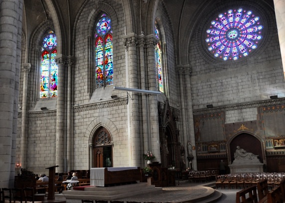 Le chœur et le transept droit