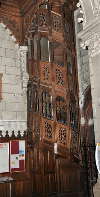 L'escalier en bois qui conduit à la tribune