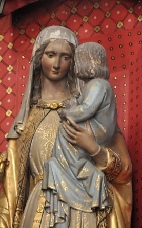 Statue de la Vierge dans le retable