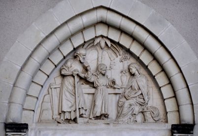 Tympan d'une porte latérale : La Sainte famille 