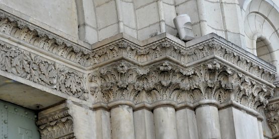 Frise et chapiteaux à thème floral sur la façade