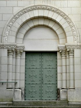 Belle porte néoromane sur le côté gauche