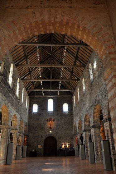 La nef et sa voûte restaurée vues depuis le chœur