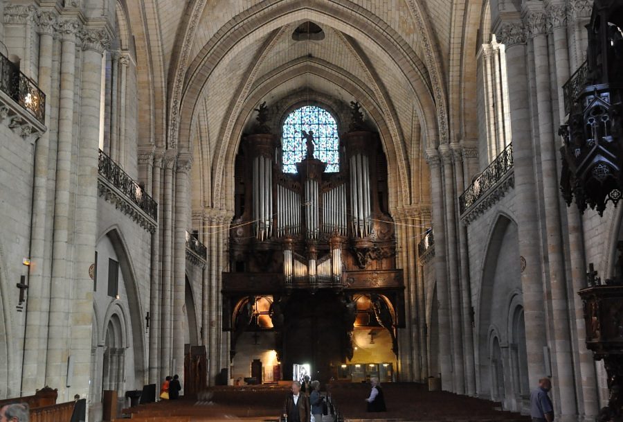 La nef et l'orgue de tribune vus depuis la croisée du transept