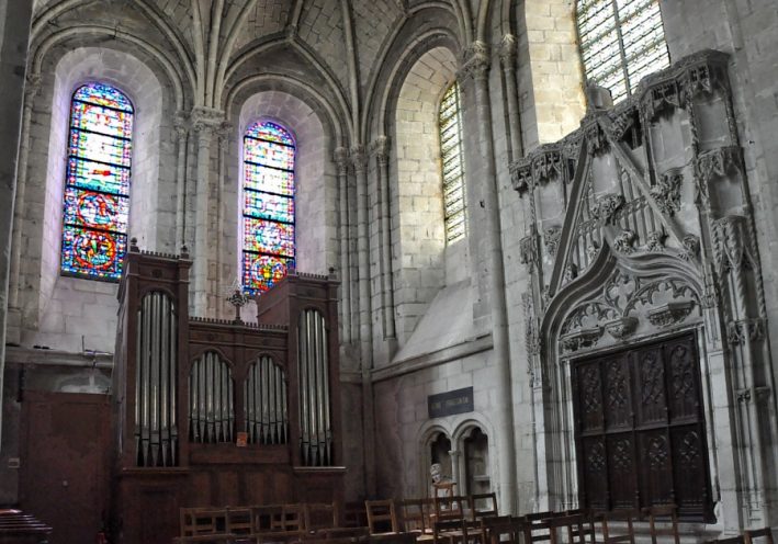 Le chœur et le sacrarium qui sert à garder les reliques.