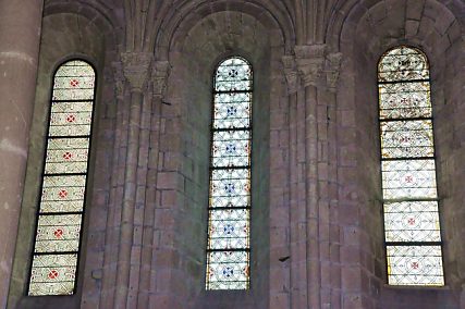 Vue d'ensemble des trois vitraux du XIIIe sicle sur le côté  nord du chœur
