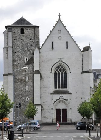 La faade très sobre de l'église (XVe siècle)