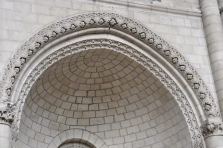 L'arcade sculptée d'une chapelle latérale