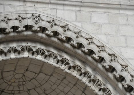 Bandes sculptées à l'entrée de la voûte d'une chapelle latérale