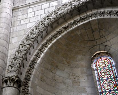 Bandes sculptées à l'entrée de la voûte d'une chapelle latérale