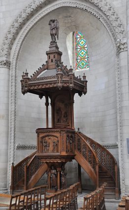 La chaire à prêcher et ses boiseries sculptées