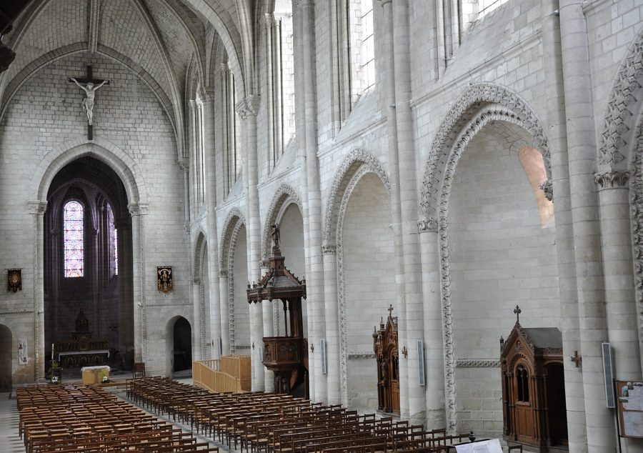 La nef vue de biais avec l'élévation sud 