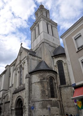 Le chevet roman de l'église de la Trinité