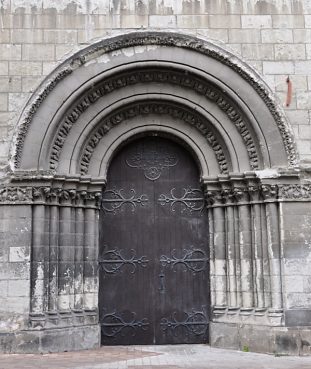 Porte romane sur le côté sud (rue Beaurepaire)