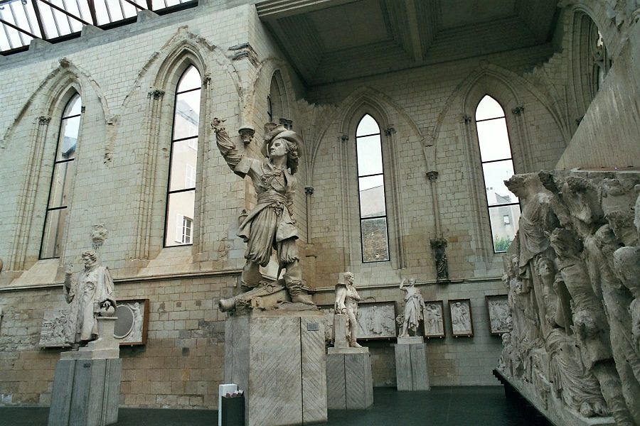 La grande salle dans l'entrée (nef de l'ancienne église)