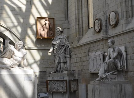 Statues, bas-reliefs et médaillons dans l'entrée de la galerie