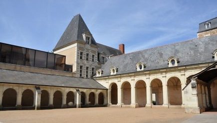 L'ancien cloître de l'abbaye Toussaint (reconstruit au XVIIe siècle) 