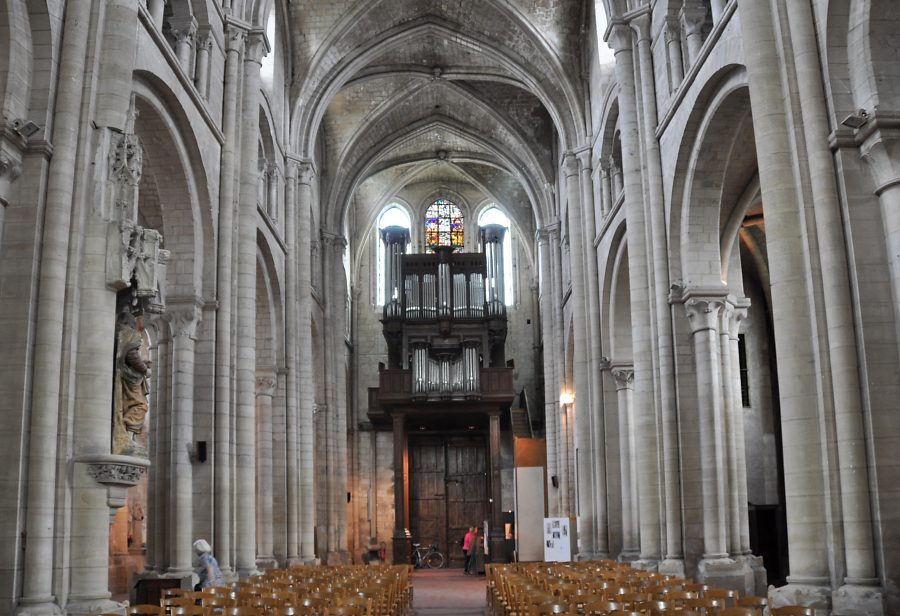 La nef romane et l'orgue de tribune