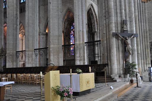 L'entrée du chur avec le Christ en croix du XVe siècle L'entrée du chur avec le Christ en croix du XVe siècle