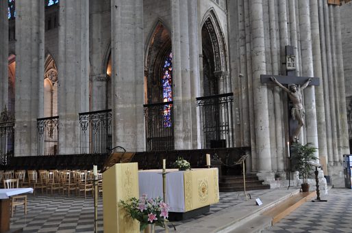 L'entrée du chœur avec le Christ en croix du XVe siècle