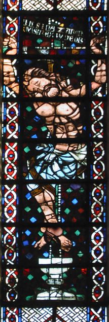 Le Christ en croix dans l'axe central Le Christ en croix dans l'axe central