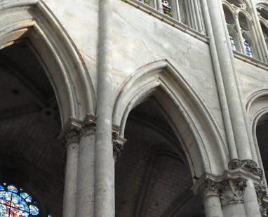 Marque d'un arc brisé du chur où une pile est venue s'insérer Marque d'un arc brisé du chur où une pile est venue s'insérer