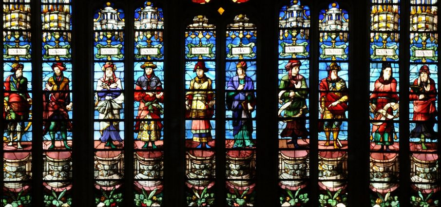 Vitraux dans le bras sud du transept : la galerie des prophètes Vitraux dans le bras sud du transept : la galerie des prophètes