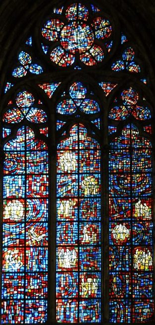 Vitrail d'Anne Le Chevallier consacrée à la vie de sainte Angadrême Vitrail d'Anne Le Chevallier consacrée à la vie de sainte Angadrême