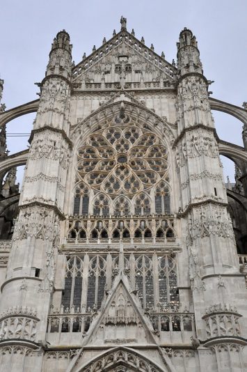 La partie supérieure de la façade sud en gothique flamboyant La partie supérieure de la façade sud en gothique flamboyant