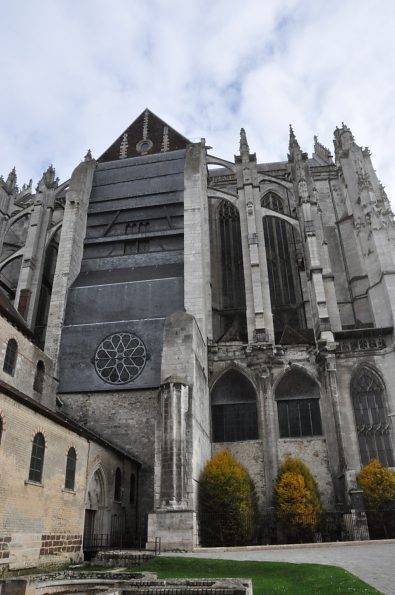 La «façade» occidentale de la cathédrale de Beauvais est une simple paroi couverte de tuiles La «façade» occidentale de la cathédrale de Beauvais est une simple paroi couverte de tuiles