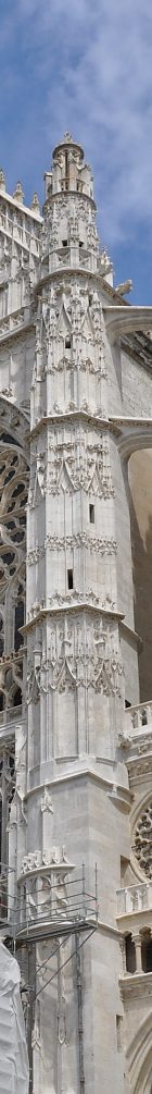 L'une des deux tourelles de la façade sud L'une des deux tourelles de la façade sud