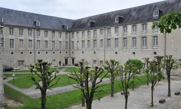 Au sud de l'église, les bâtiments conventuels de l'abbaye Saint–Père