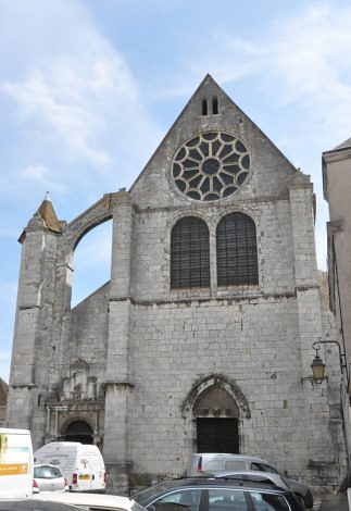 La façade de l'église Saint-Aignan